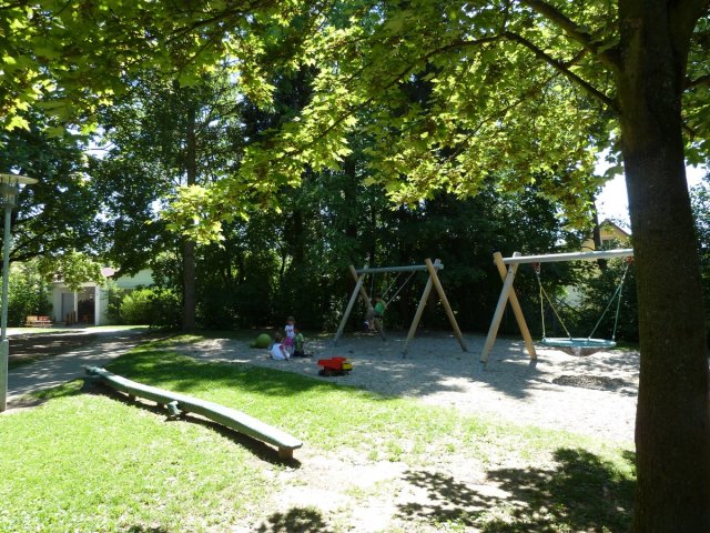 Gartenansicht mit Schaukeln