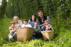 Lehner Erlebnisbauernhof Familie knieend