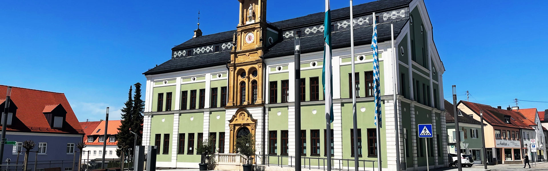 Slider Rathaus mit blauem Himmel