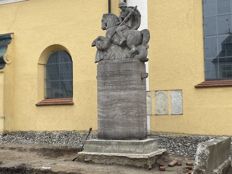 Grossansicht in neuem Fenster: Neugestaltung Marktplatz Bauabschnitt II 2022 Kriegerdenkmal