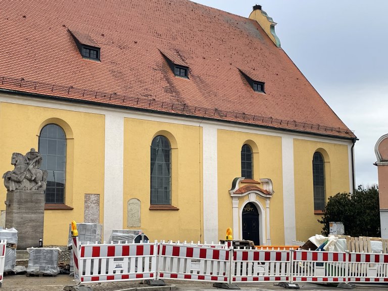 Grossansicht in neuem Fenster: Neugestaltung Marktplatz Bauabschnitt II 2022 Absperrung