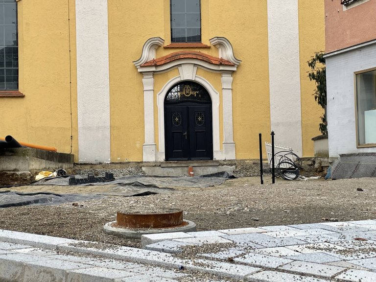 Grossansicht in neuem Fenster: Neugestaltung Marktplatz Bauabschnitt II 2022 freigelegter Eingang Kirche