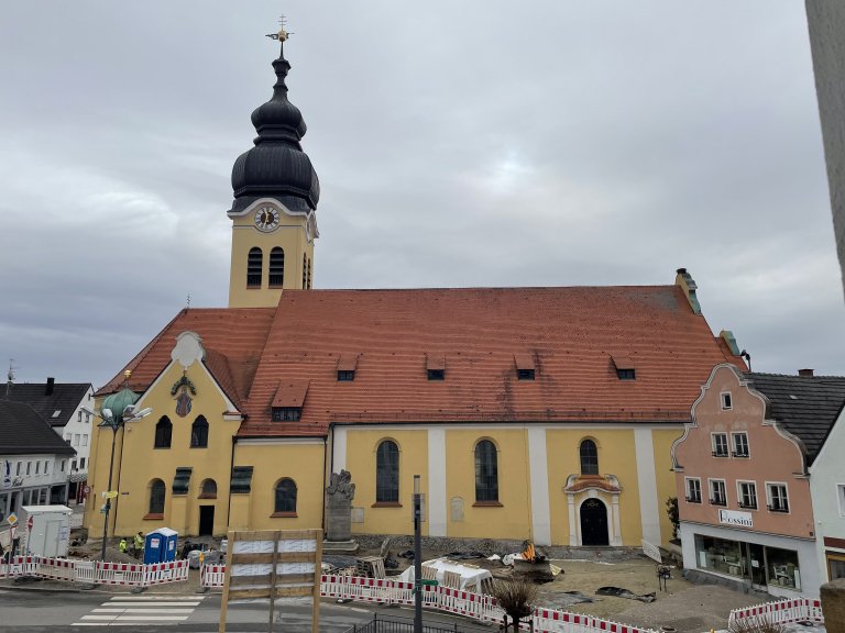 Grossansicht in neuem Fenster: Neugestaltung Marktplatz Bauabschnitt II 2022 Front Kirche