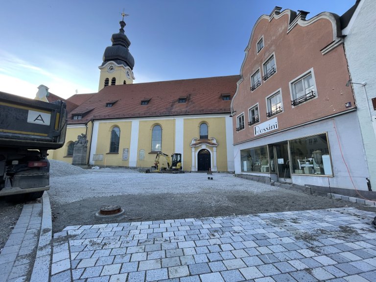 Neugestaltung Marktplatz Bauabschnitt II 2022 Boden geebnet vor Kirchenvorplatz