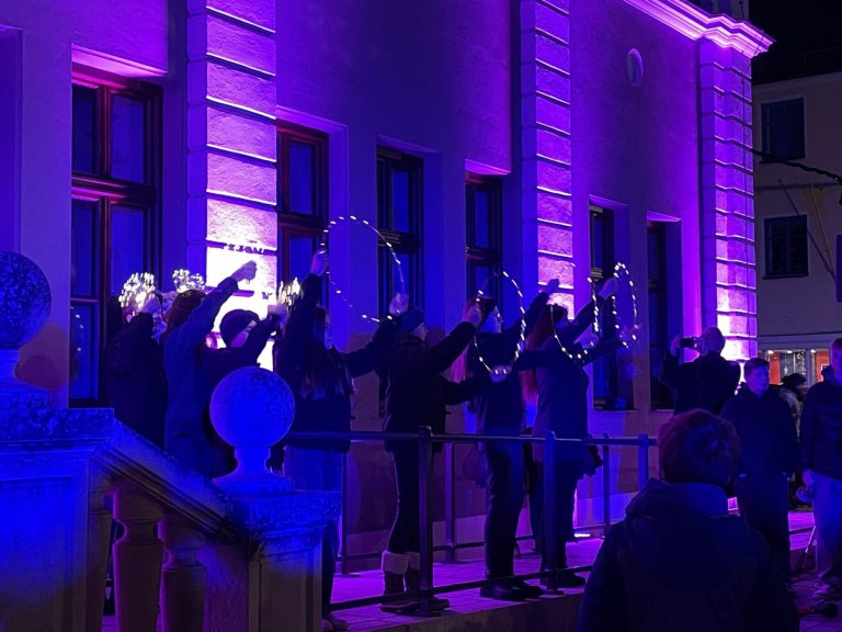 Grossansicht in neuem Fenster: Illumination Saphira Tanzstudio